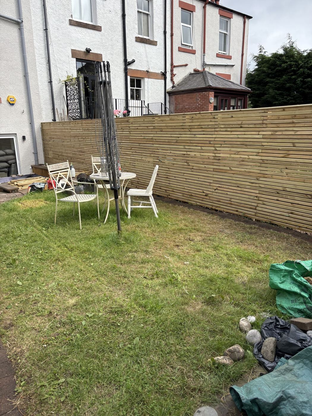 Slatted fence with a clean level top line