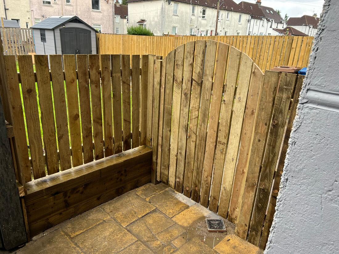 Sleeper wall & slatted fence, Dalmuir