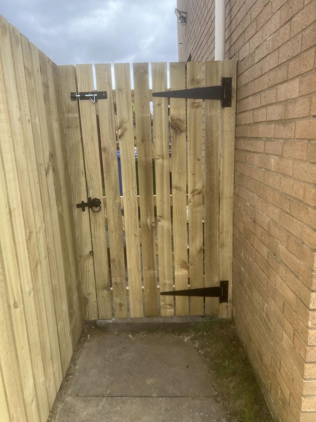 Timber side gate