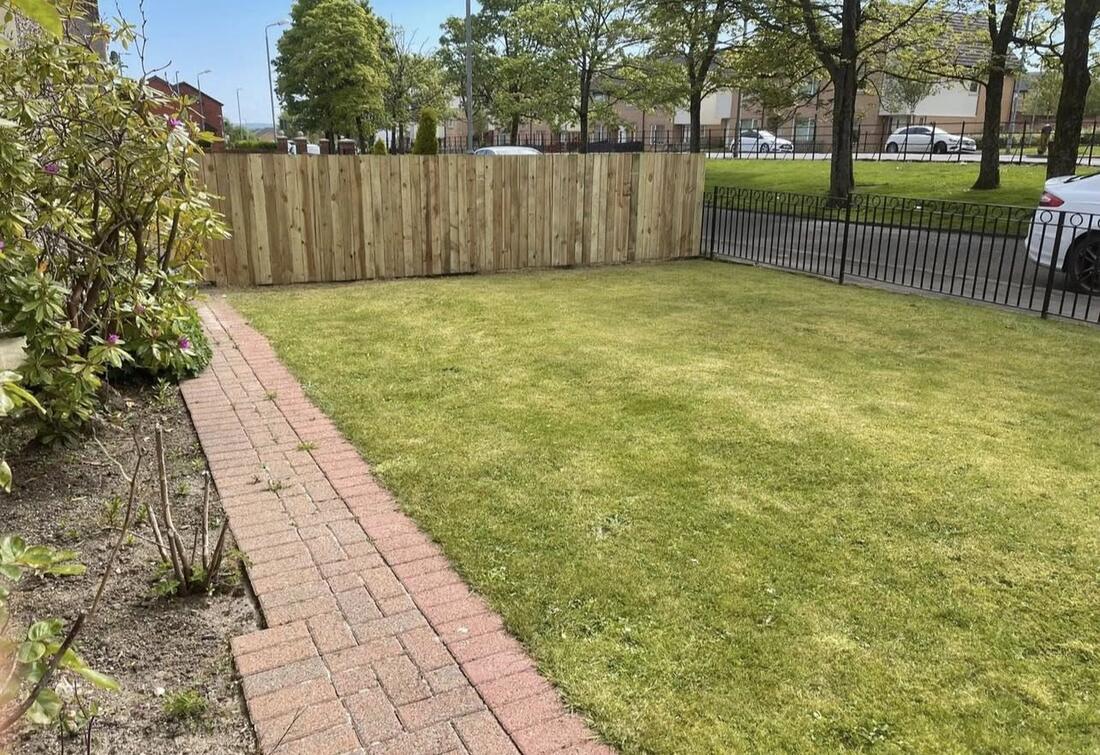 Close-board fence on a slope