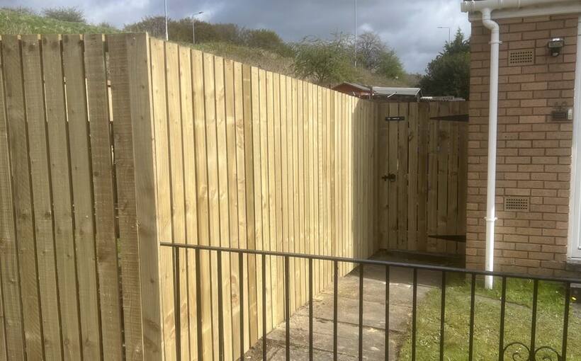 Made-to-measure timber gate with brace